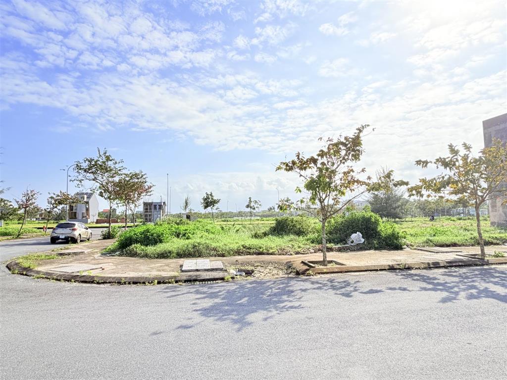 Bán lô góc 2 mặt tiền trục đường kinh doanh kđt fpt dt đất 220.9m2 xây được cao tầng giá rất tốt
