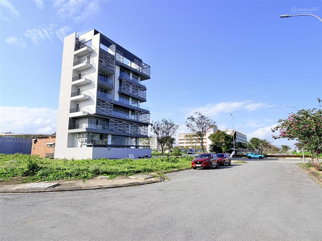 Bán lô góc 2 mặt tiền trục đường kinh doanh kđt fpt dt đất 220.9m2 xây được cao tầng giá rất tốt