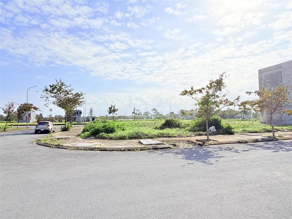Bán lô góc 2 mặt tiền trục đường kinh doanh kđt fpt dt đất 220.9m2 xây được cao tầng giá rất tốt