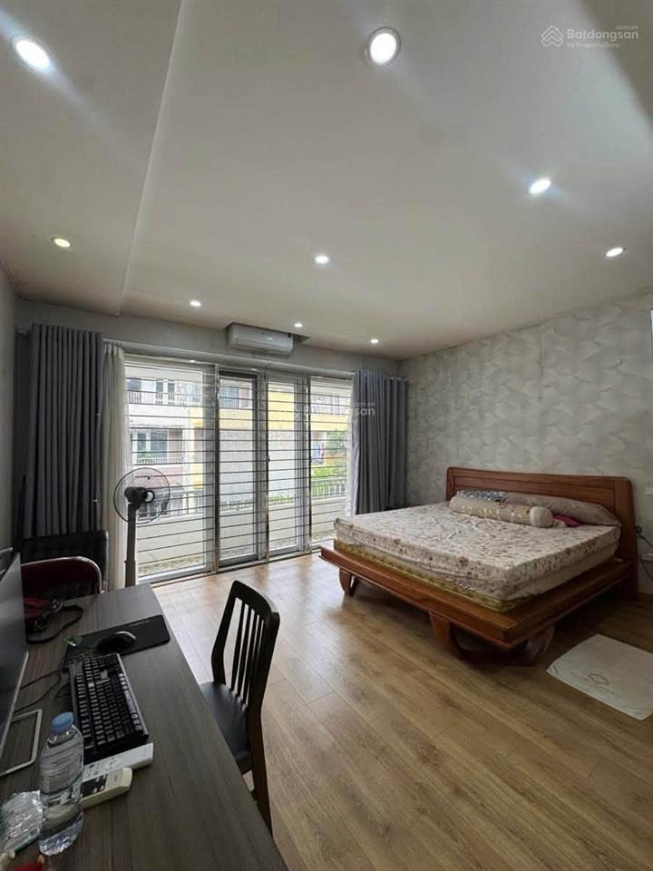 Hoàng cầu 24,5 tỷ 8 tầng thang máy 13 phòng khép kín doanh thu 50 tr/tháng