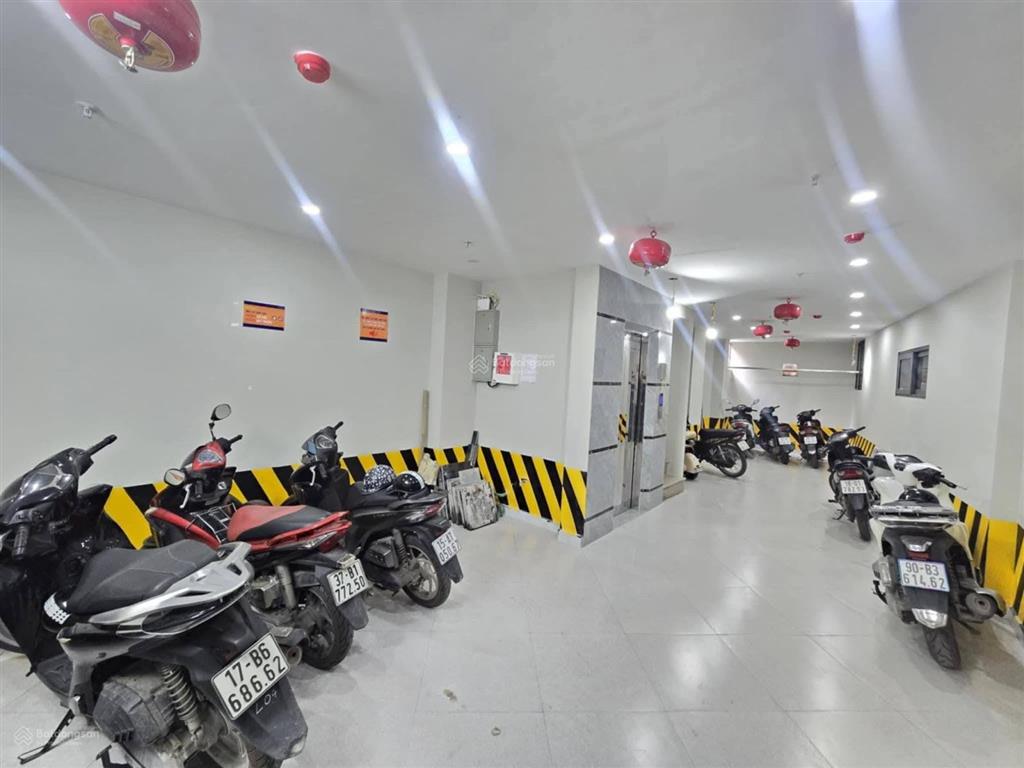 Hào nam 24,9 tỷ 8 tầng thang máy 17 pkk doanh thu 120 tr/tháng