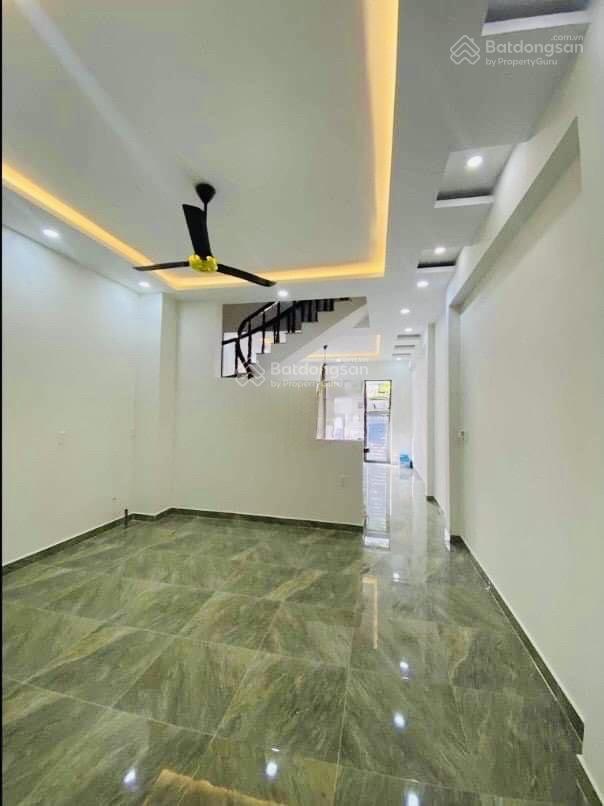 Sát mặt tiền  ngay emart phan huy ích  4 tầng kiên cố  dt 4.5mx14m  ô tô ngủ trong nhà
