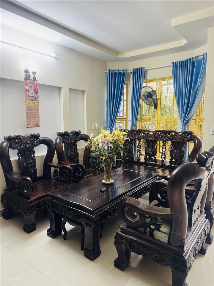 Sát mặt tiền  ngay chợ phạm văn bạch hẻm ô tô  2 tầng kiên cố  dt 5.4mx18m  vòng xoay tương lai