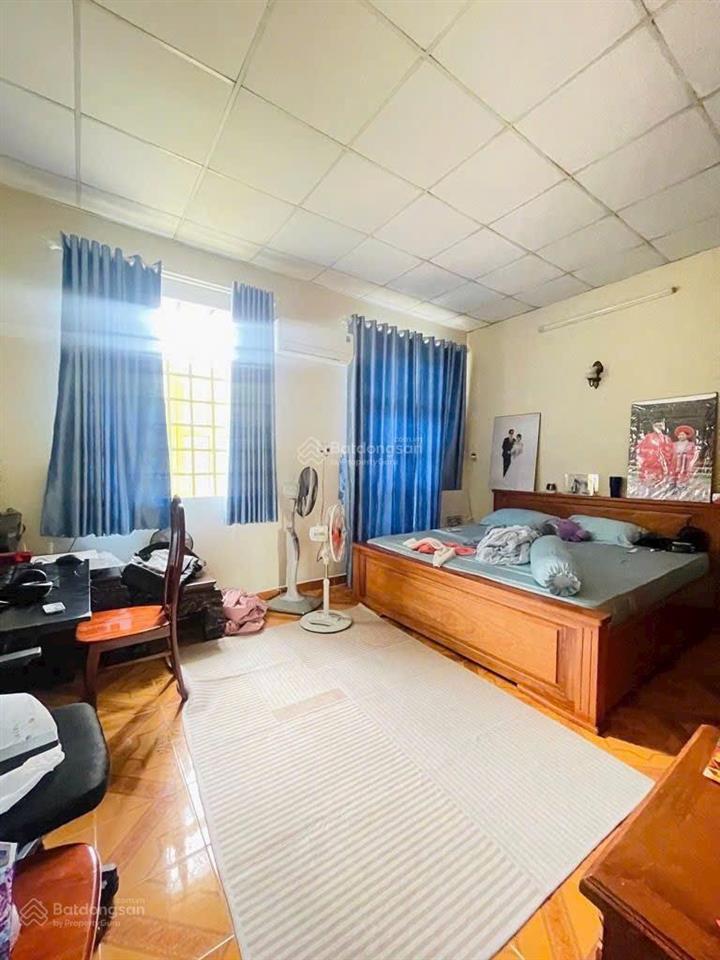 Sát mặt tiền  ngay chợ phạm văn bạch hẻm ô tô  2 tầng kiên cố  dt 5.4mx18m  vòng xoay tương lai