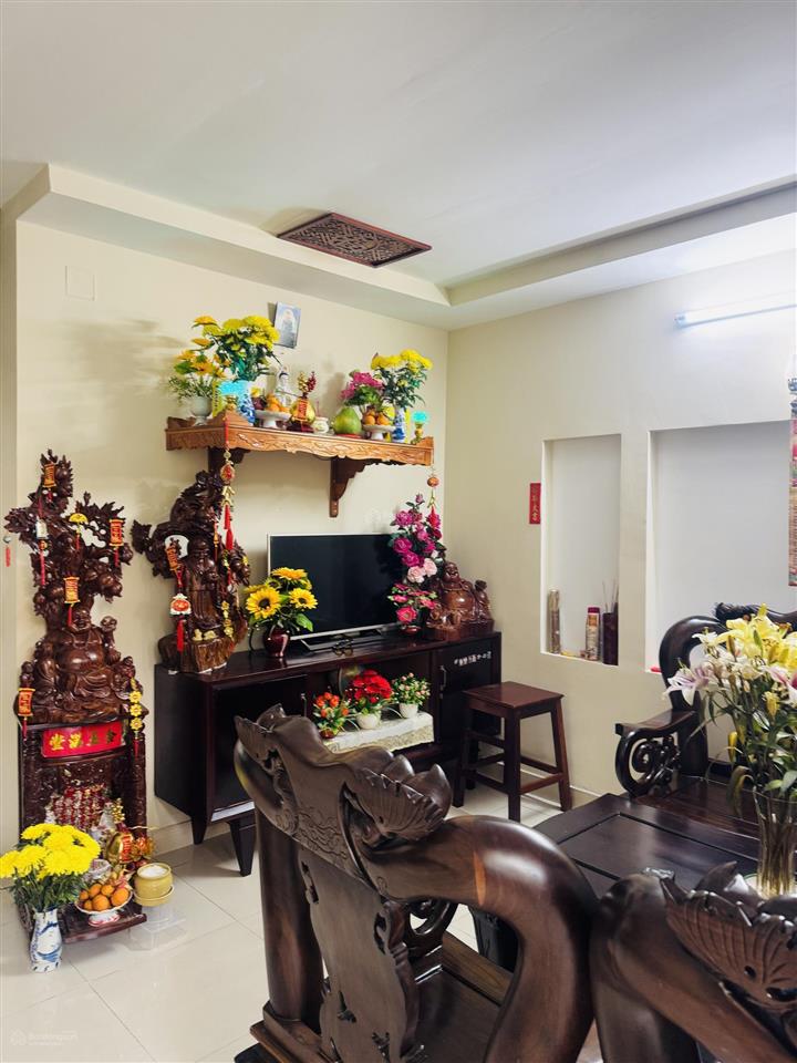 Sát mặt tiền  ngay chợ phạm văn bạch hẻm ô tô  2 tầng kiên cố  dt 5.4mx18m  vòng xoay tương lai