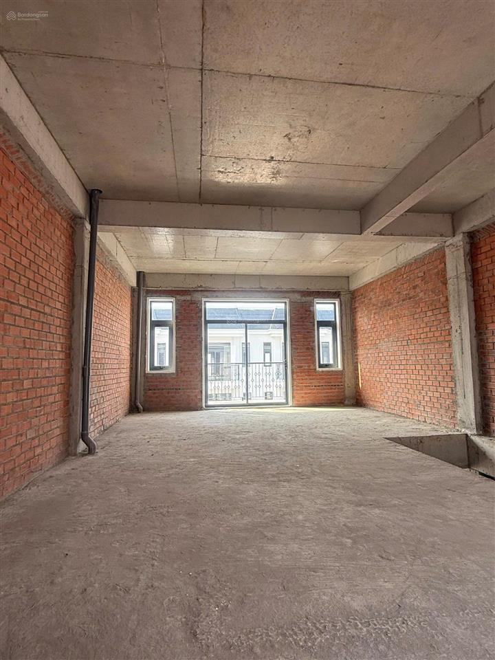 Nhà sổ riêng 84m2, 1 trệt 3 lầu, mặt tiền 17m, giá 8,5tỷ, nhận nhà ở ngay.  0932 238 ***