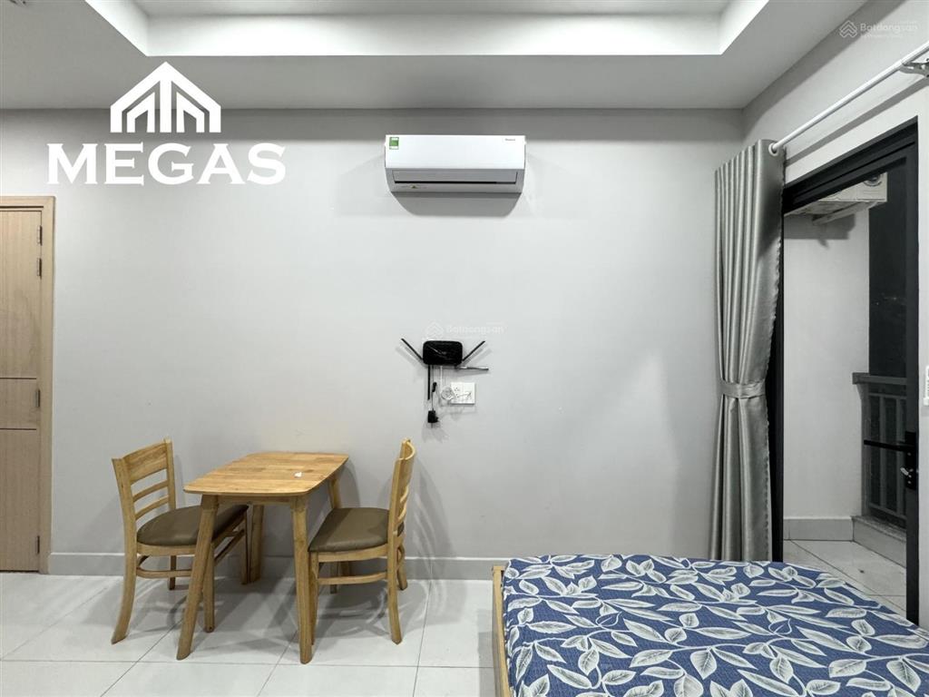 Cho thuê căn hộ studio  full nội thất  có ban công lớn view mặt tiền đường