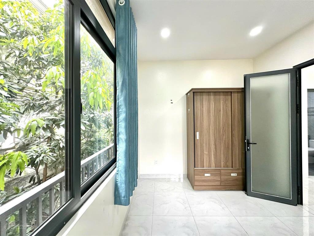 Căn hộ 1 phòng ngủ  full nội thất  có ban công, cửa sổ cực thoáng mát, yên tĩnh