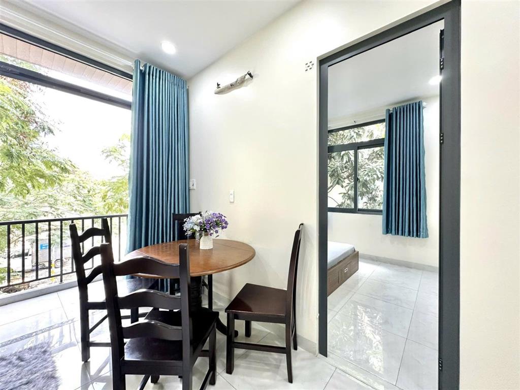 Căn hộ 1 phòng ngủ  full nội thất  có ban công, cửa sổ cực thoáng mát, yên tĩnh