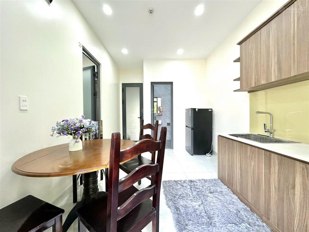Căn hộ 1 phòng ngủ  full nội thất  có ban công, cửa sổ cực thoáng mát, yên tĩnh