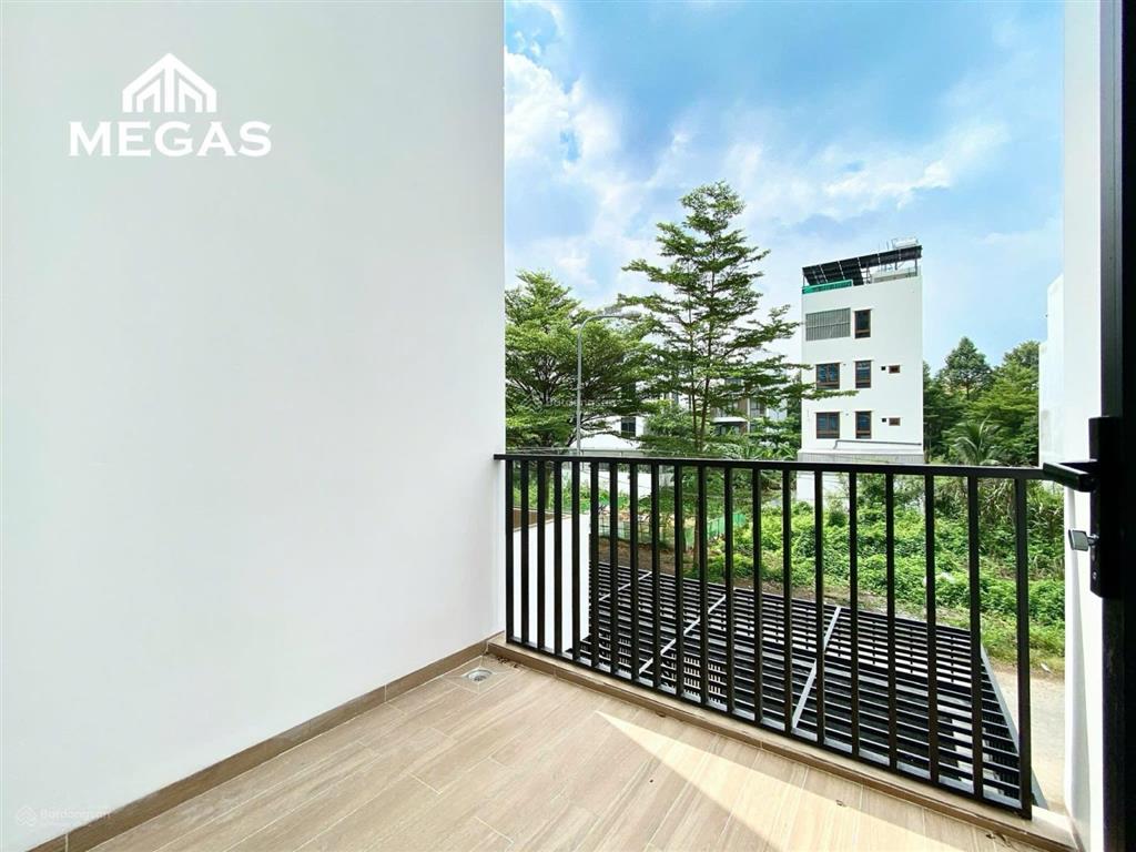 Sắp trống căn hộ siêu thoáng  ban công và cửa sổ lớn
