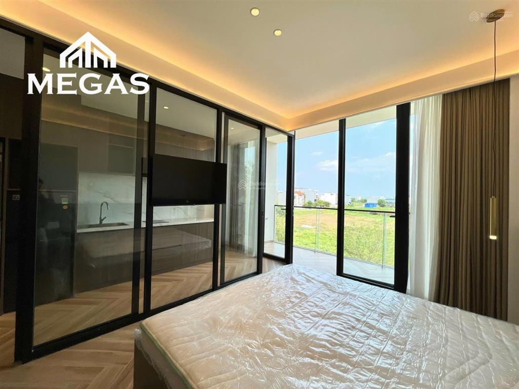 Căn hộ 1 phòng ngủ cao cấp  có thang máy  dịch vụ dọn phòng hàng tuần  bồn tắm  ban công lớn