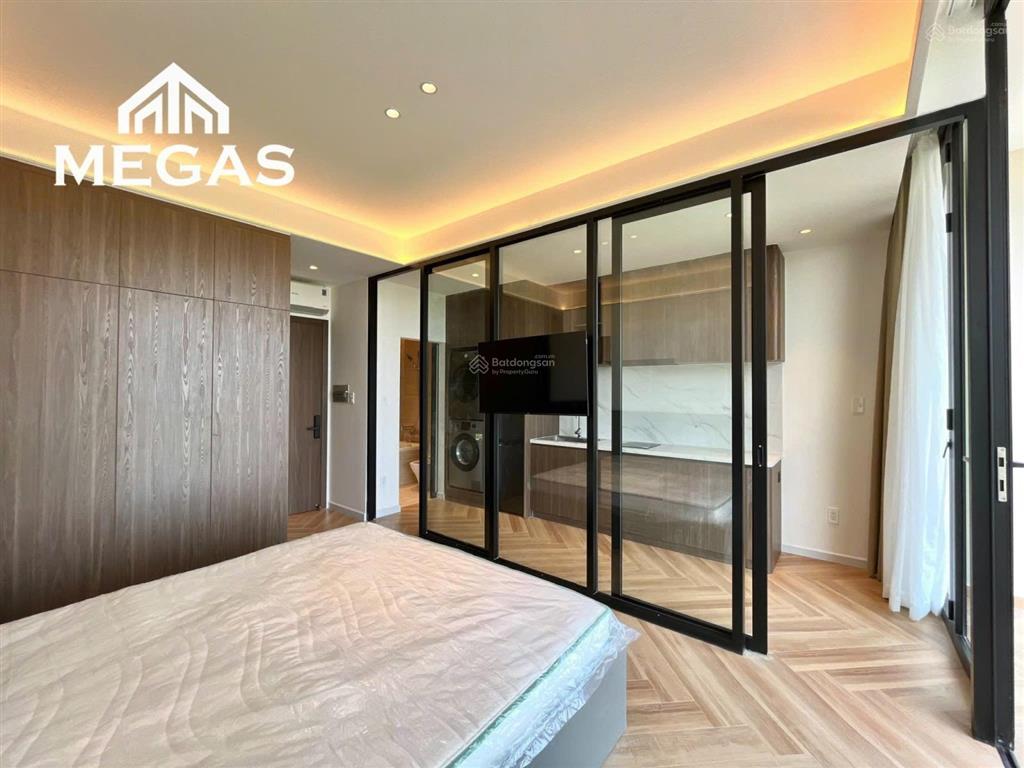 Căn hộ 1 phòng ngủ cao cấp  có thang máy  dịch vụ dọn phòng hàng tuần  bồn tắm  ban công lớn