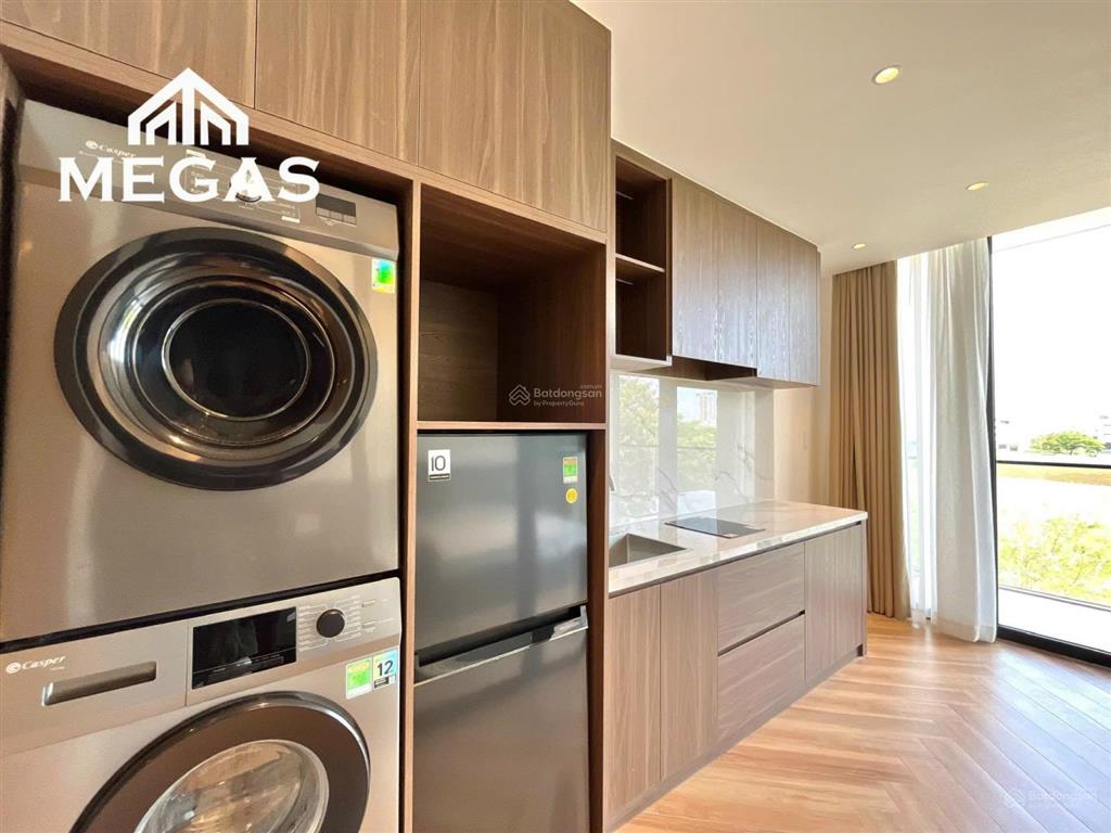 Căn hộ 1 phòng ngủ cao cấp  có thang máy  dịch vụ dọn phòng hàng tuần  bồn tắm  ban công lớn