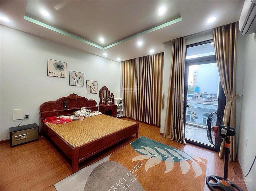 Bán nhà 4 lầu sát kđt vạn phúc . quốc lộ 13 . dt 81m (4.5 x18 ) giá 10.5 tỉ có thương lượng