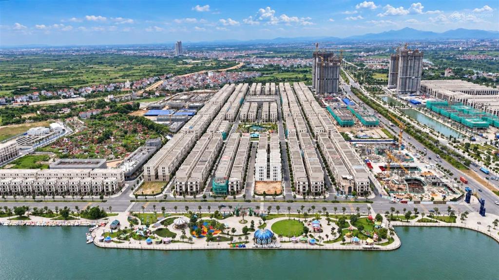 Bán biệt thự vinhomes global gate, 122 tỷ vnd, 212m2, 5pn, 5wc, 4 tầng, đông nam