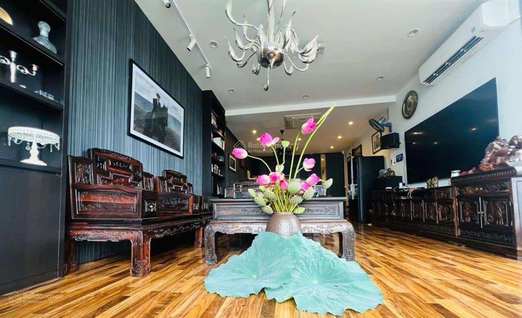 Bán tòa nhà 100m phố ngọc thụy, long biên  gara ô tô  thang máy  full nội thất nhỉnh 21 tỷ.