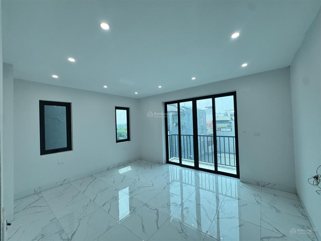 Cho thuê văn phòng 65m  nhà 7 tầng phố hồng tiến, long biên  thông sàn  hướng mát