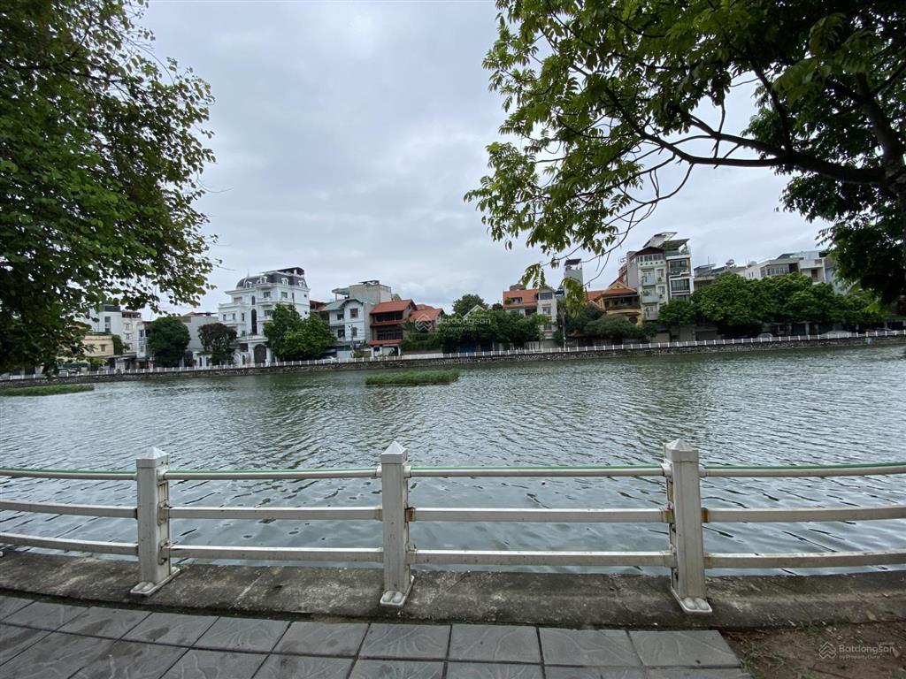 Mặt hồ bồ đề, long biên 80m2 tặng nhà bán đất  giá cực tốt nhỉnh 18 tỷ  trải nhựa kinh doanh