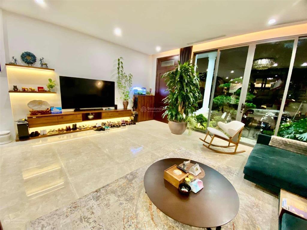 Tòa nhà 60m x 7t phố thạch bàn, long biên  full nội thất  ô tô vào nhà  giá nhỉnh 12 tỷ.