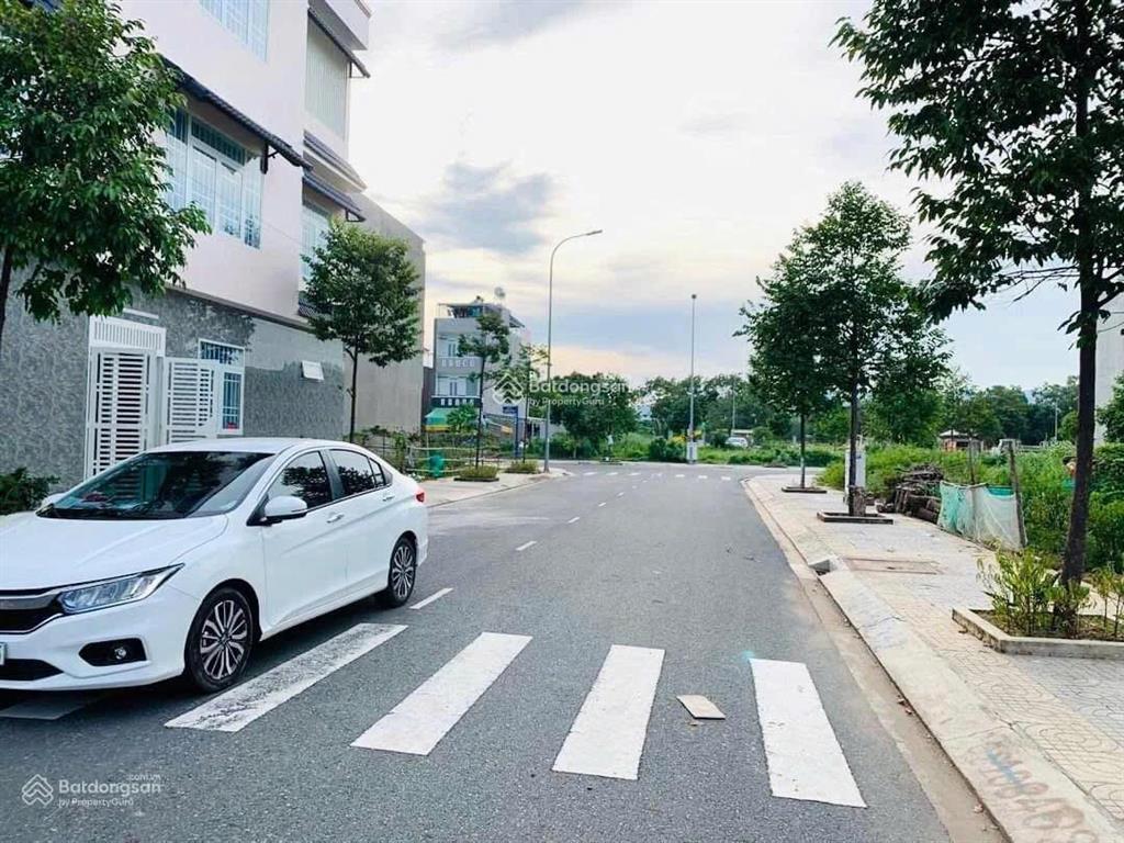 Bán đất nền nằm trên mặt tiền đường trường lưu 30m,gần vinhomes, giá 3,5 tỷ, giá tốt nhất khu vực