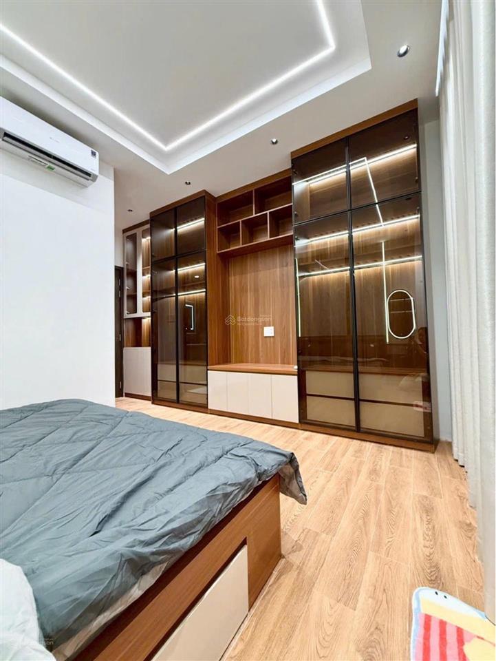 (q. phú nhuận)  huỳnh văn bánh  60m2  ngang khủng  4 tầng  thang máy  full nội thất cao cấp