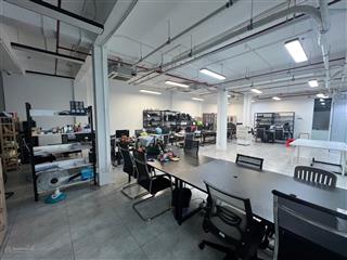 Tòa nhà văn phòng đường nhánh d2 (nguyễn gia trí) bình thạnh. khu đại học và kinh doanh đa ngành