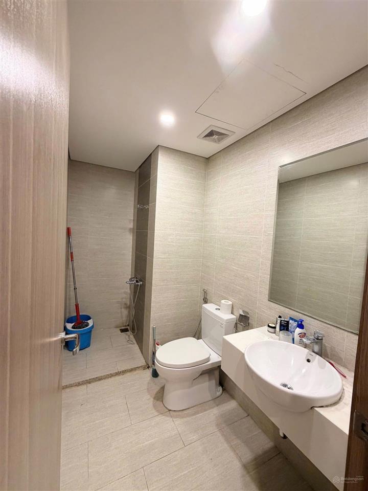 Bán căn 1pn+ phần cộng thiết kế thêm được 1 giường nữa, căn hộ tầng thấp, đồ cơ bản, giá cực tốt.
