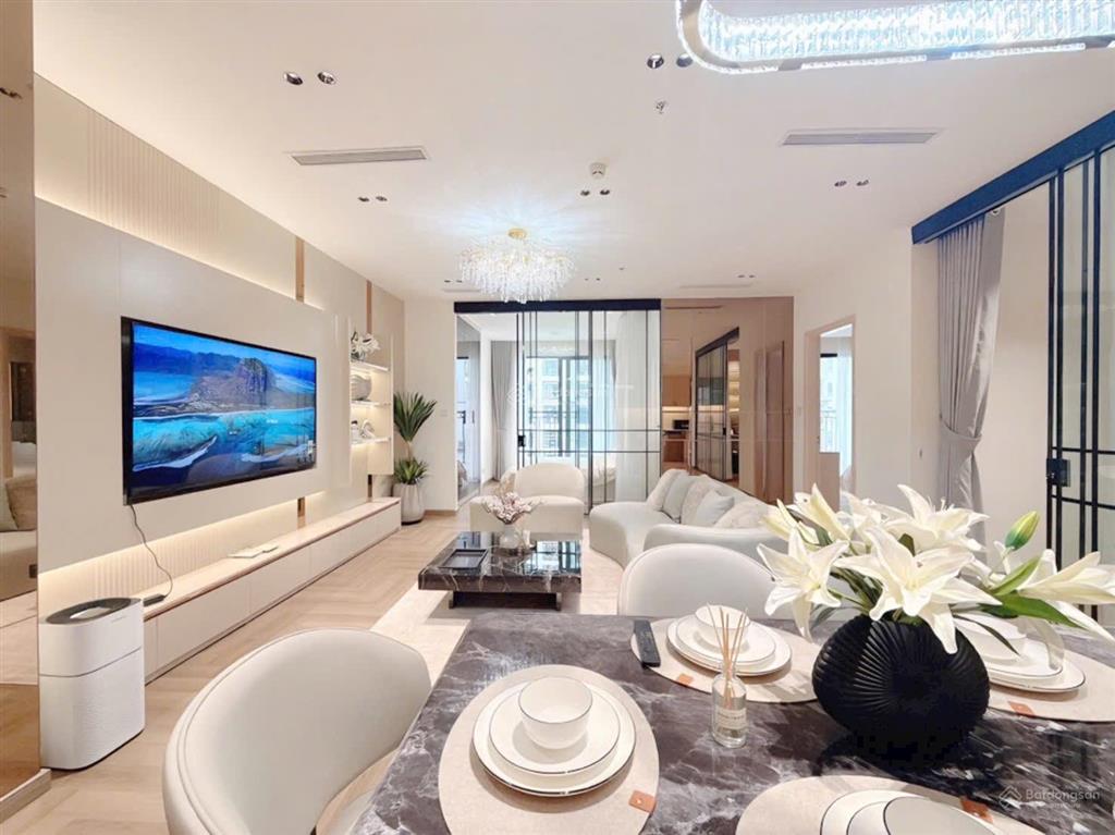 Em cần bán gấp căn hộ 3 phòng ngủ t11 full nội thất đẹp, làm lại hết âm trần chỉ 13 tỷ hơn