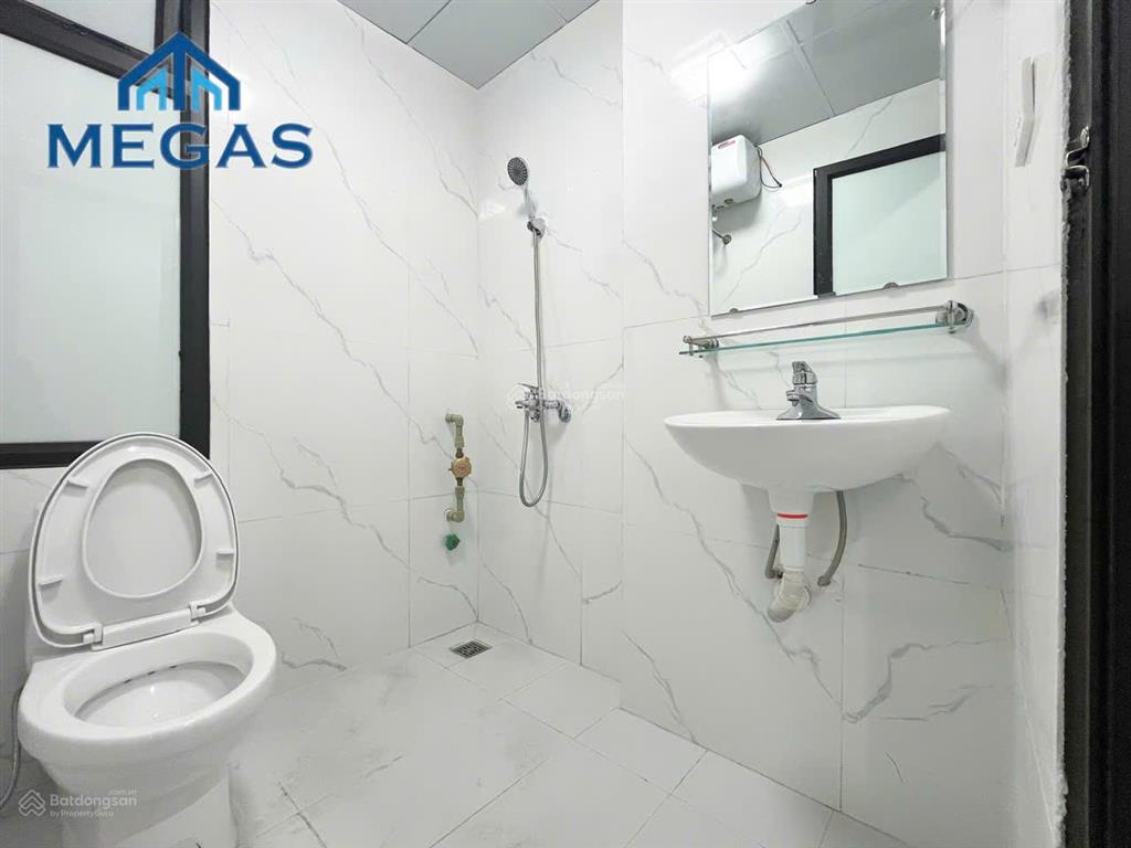 Cho thuê 2 phòng ngủ ban công ngay thành phố giao lưu, phạm văn đồng