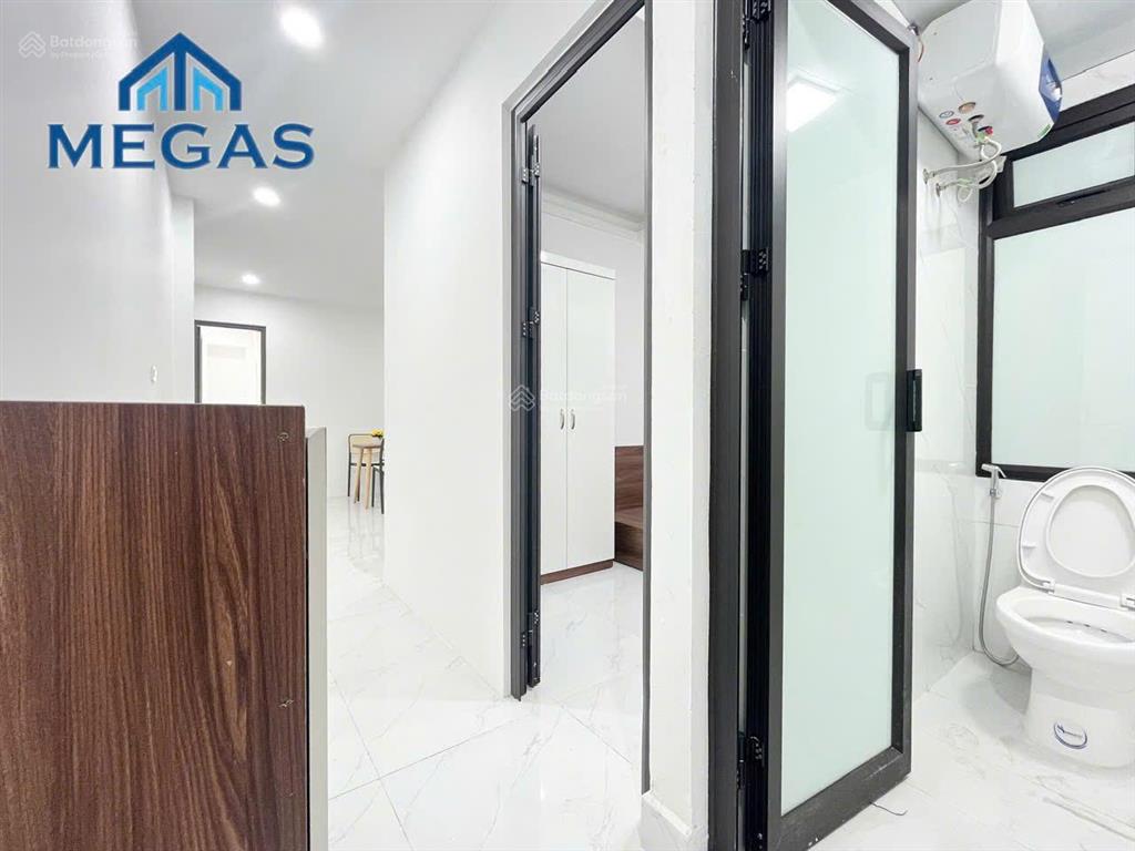 Cho thuê 2 phòng ngủ ban công ngay thành phố giao lưu, phạm văn đồng