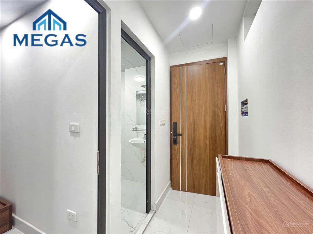 Cho thuê 2 phòng ngủ ban công ngay thành phố giao lưu, phạm văn đồng