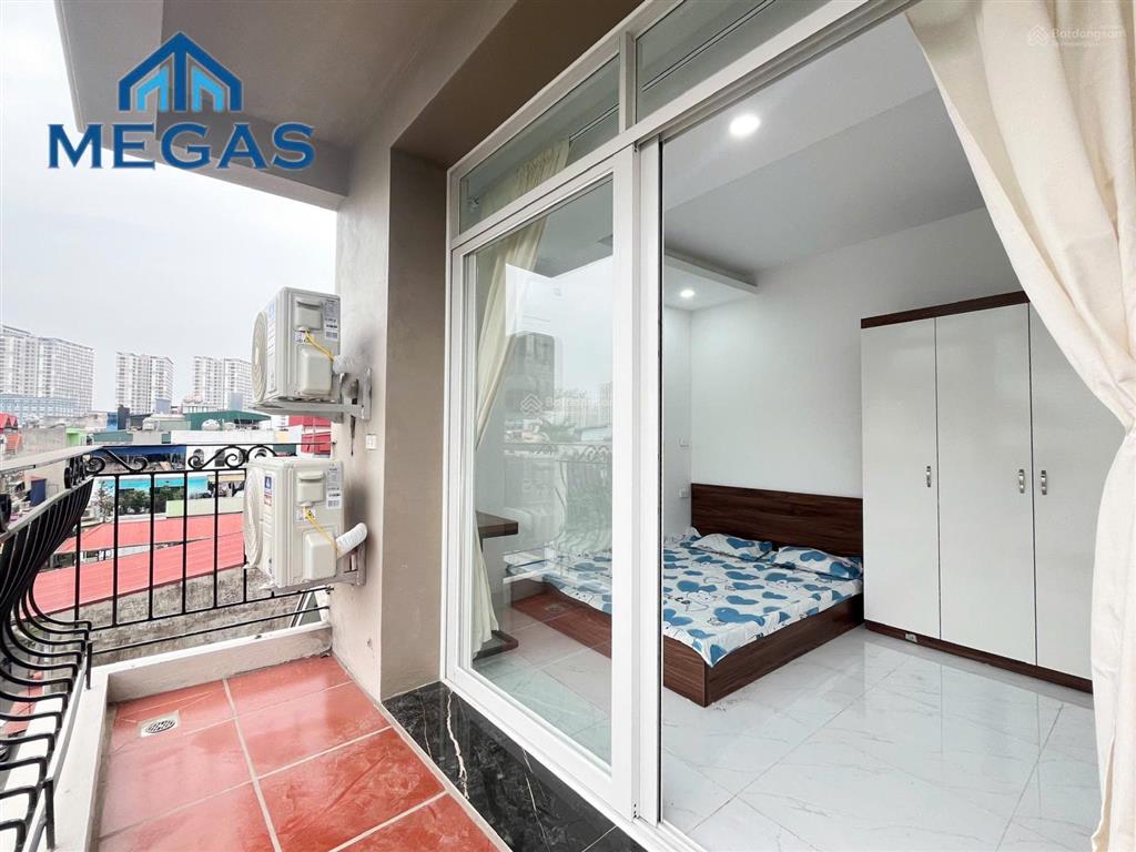 Cho thuê 2 phòng ngủ ban công ngay thành phố giao lưu, phạm văn đồng