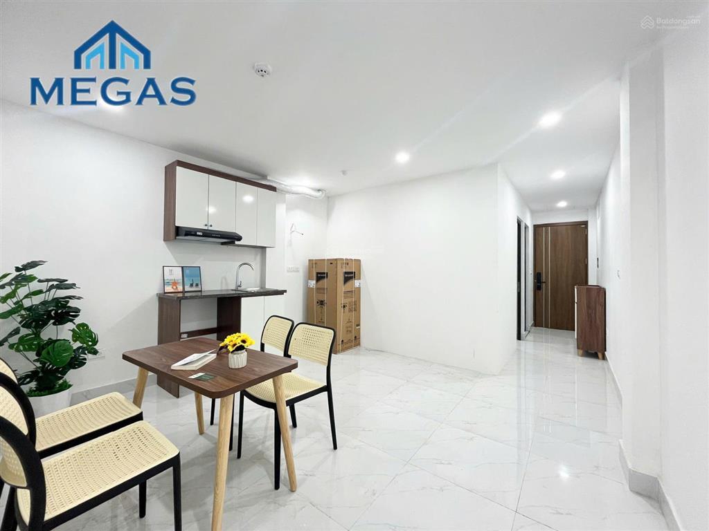 Cho thuê 2 phòng ngủ ban công ngay thành phố giao lưu, phạm văn đồng