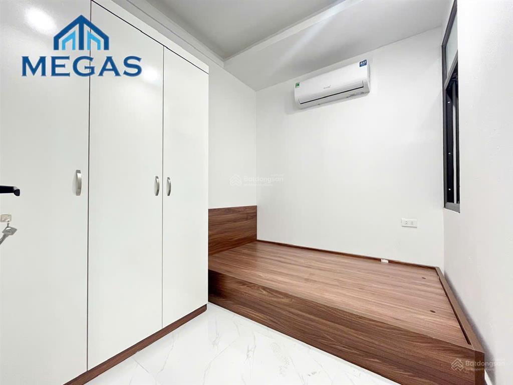 Cho thuê 2 phòng ngủ ban công ngay thành phố giao lưu, phạm văn đồng