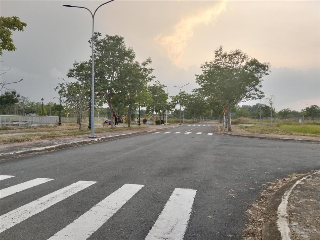 Bán đất mặt tiền lớn giá 80m2 chỉ 885 triệu tại dự án lago centro bến lức gần khu công nghiệp