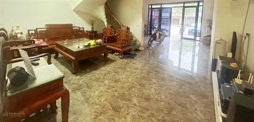 Bán nhà 3 tầng kinh doanh mặt phố vỉa hè đá bóng nội thất đẹp dân xây