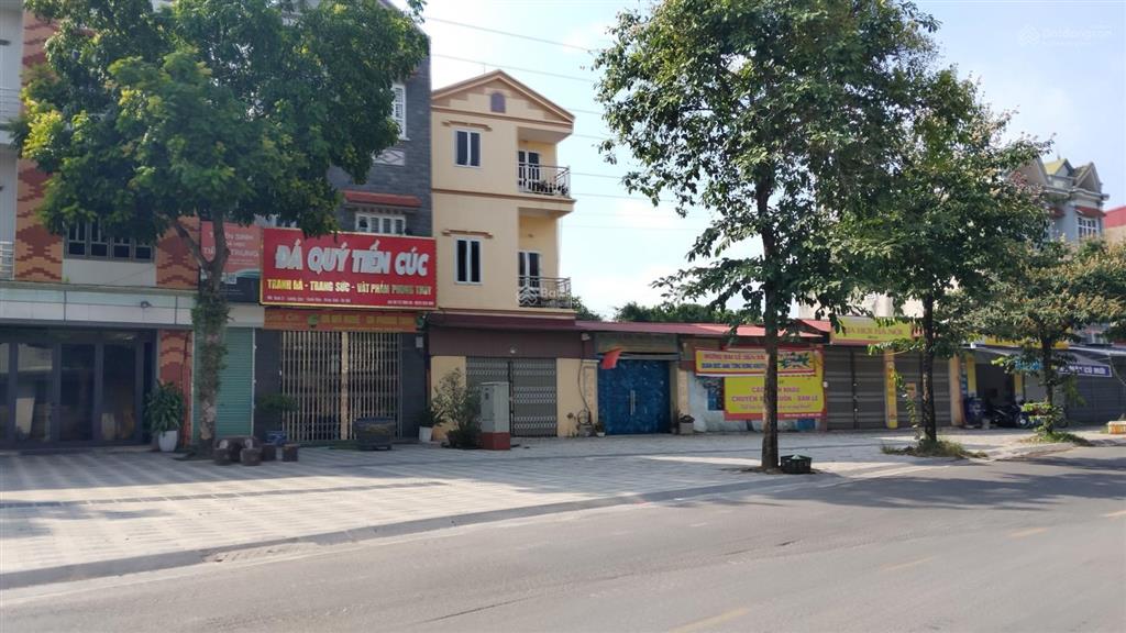 Bán nhà 3 tầng kinh doanh mặt phố vỉa hè đá bóng nội thất đẹp dân xây