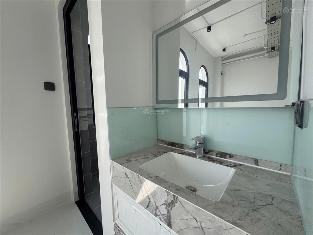 Cho thuê nhà phố 84m2 tại vinhomes grand park, có sẵn thang máy, máy lạnh