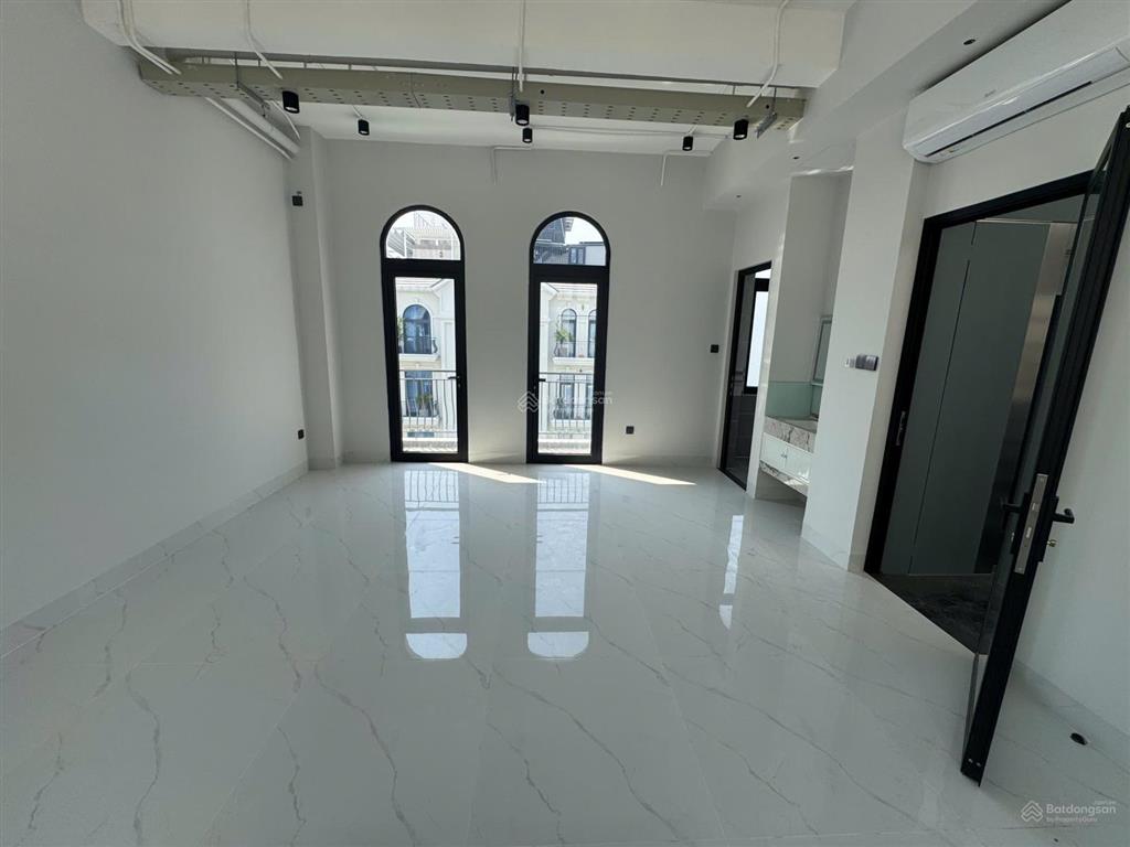 Cho thuê nhà phố 84m2 tại vinhomes grand park, có sẵn thang máy, máy lạnh