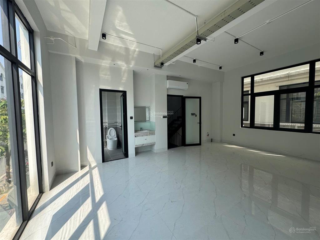 Cho thuê nhà phố 84m2 tại vinhomes grand park, có sẵn thang máy, máy lạnh