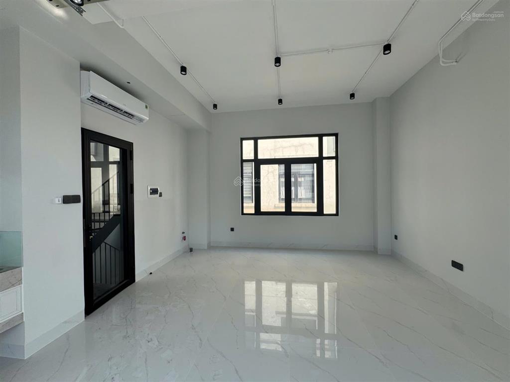 Cho thuê nhà phố 84m2 tại vinhomes grand park, có sẵn thang máy, máy lạnh