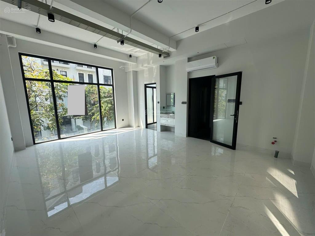 Cho thuê nhà phố 84m2 tại vinhomes grand park, có sẵn thang máy, máy lạnh