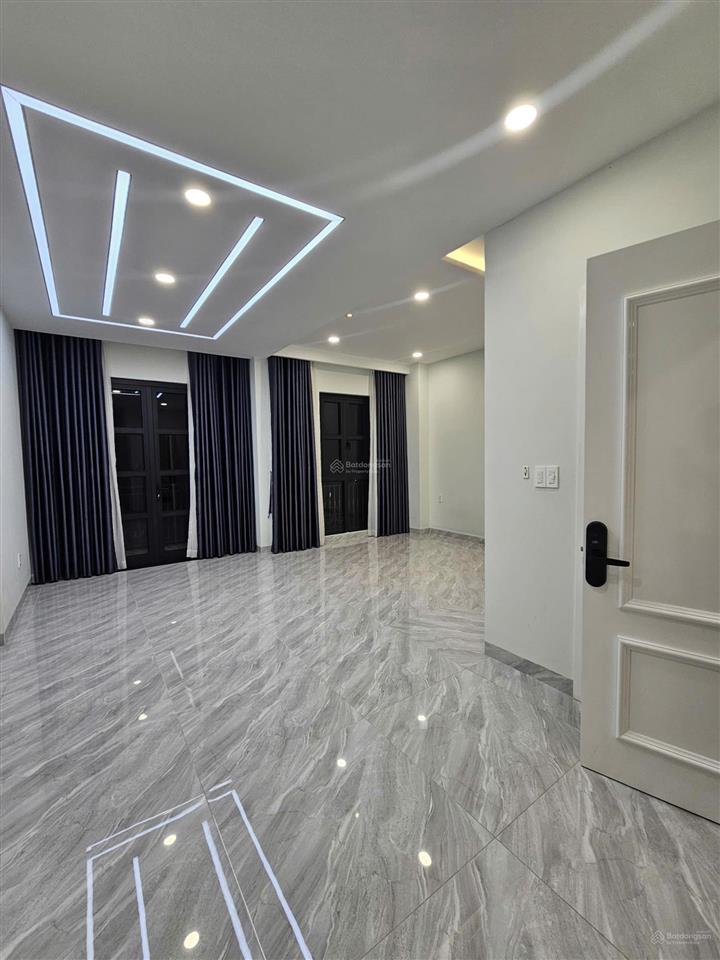 Cho thuê biệt thự 200m2 nội thất cơ bản, bếp, rèm, máy lạnh, thang máy tại vinhomes grand park