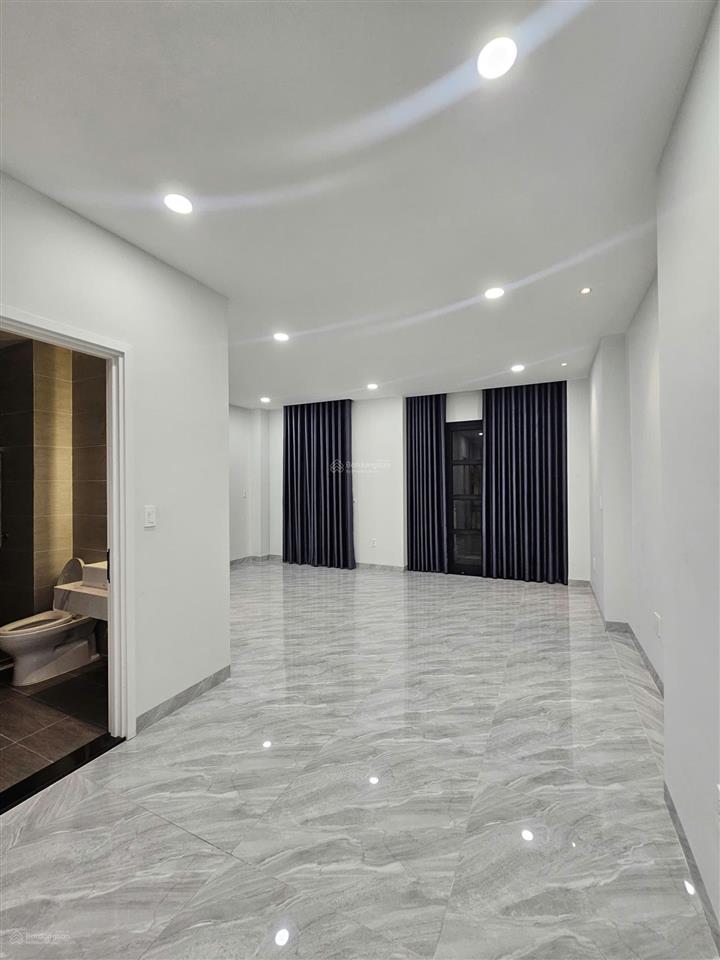 Cho thuê biệt thự 200m2 nội thất cơ bản, bếp, rèm, máy lạnh, thang máy tại vinhomes grand park