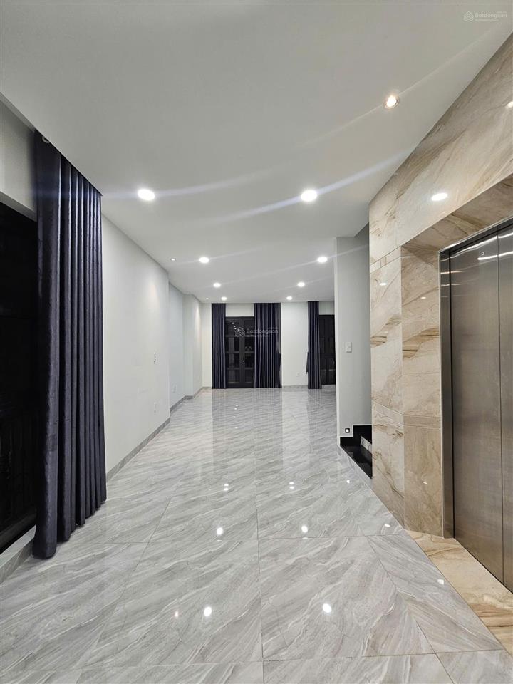 Cho thuê biệt thự 200m2 nội thất cơ bản, bếp, rèm, máy lạnh, thang máy tại vinhomes grand park