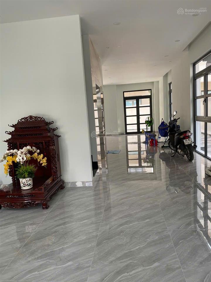 Cho thuê biệt thự 200m2 nội thất cơ bản, bếp, rèm, máy lạnh, thang máy tại vinhomes grand park