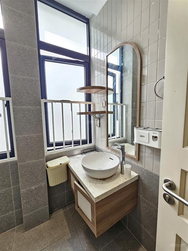 Cho thuê mặt bằng văn phòng tại vinhomes grand park, 40m2, giá 6 triệu/th, có máy lạnh, thang máy
