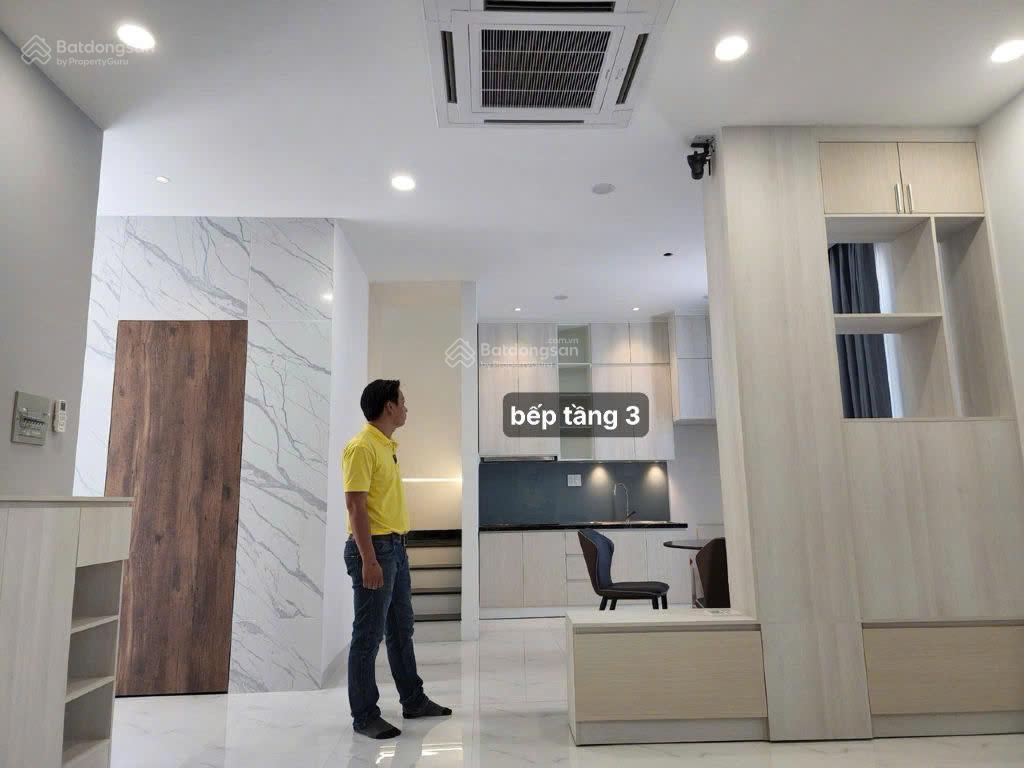 Cho thuê nhà phố 96m2, diện tích sàn sử dụng 260m2, có nội thất cơ bản tại vinhomes grand park