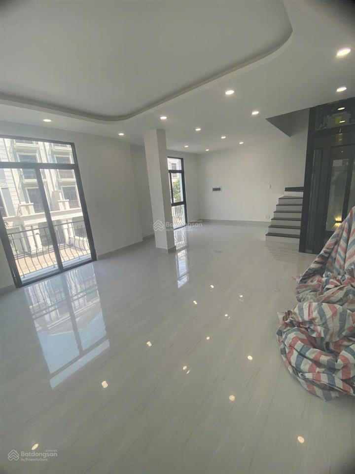 Cho thuê nhà phố 5 tầng có thang máy, máy lạnh tại vinhomes grand park, 32 triệu, 96m2
